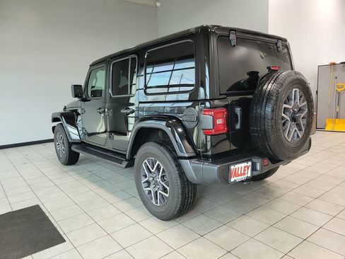 Used 2024 Jeep Wrangler Sahara image 8