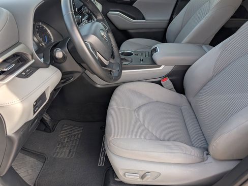 Used 2022 Toyota Highlander LE image 12