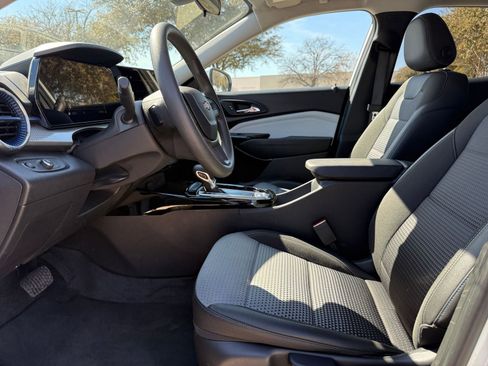 Used 2025 Chevrolet Trax LT image 27