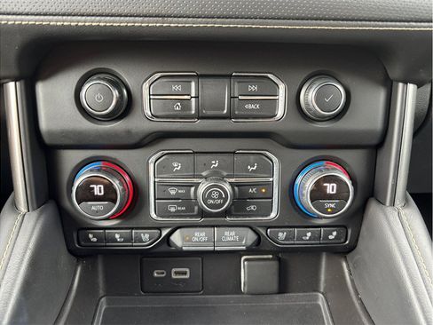 Used 2021 Chevrolet Suburban Premier RWD image 35