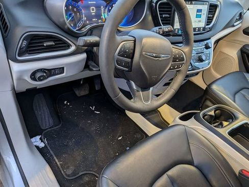 Used 2024 Chrysler Pacifica Touring-L image 11