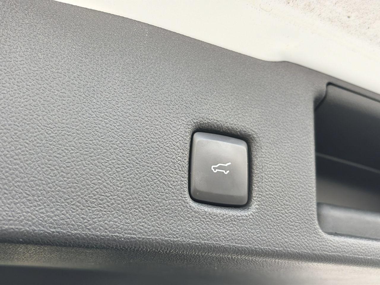 Used 2022 Ford Escape SE w/ SE Sport Appearance Package FWD image 28
