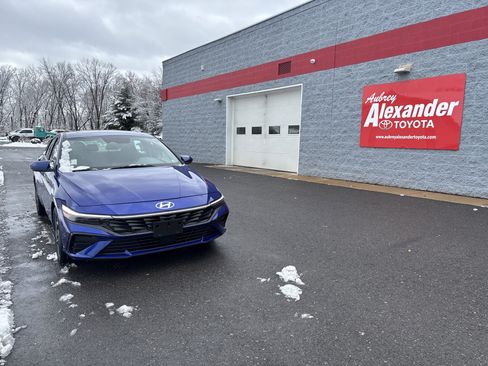 Used 2025 Hyundai Elantra SEL image 1