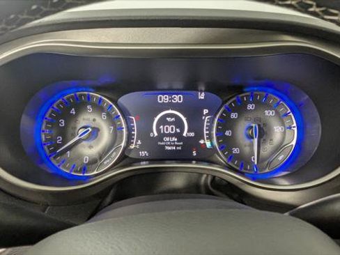 Used 2024 Chrysler Pacifica Touring-L image 27