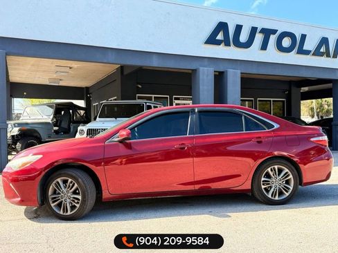 Used 2017 Toyota Camry SE image 3