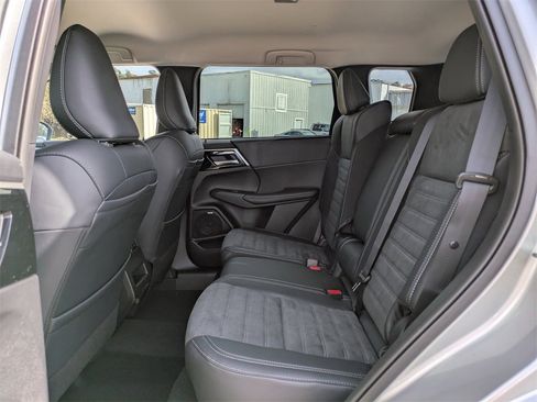 New 2025 Mitsubishi Outlander SE image 15