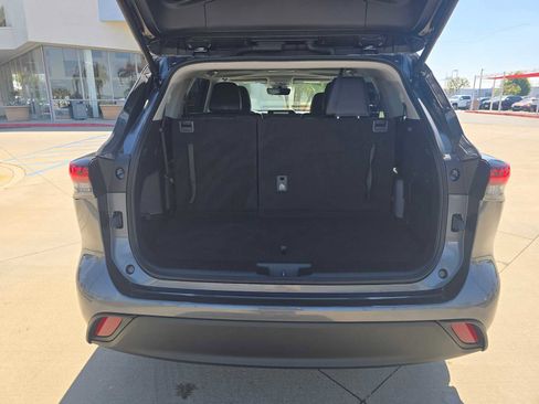 Certified 2025 Toyota Highlander XLE FWD image 16