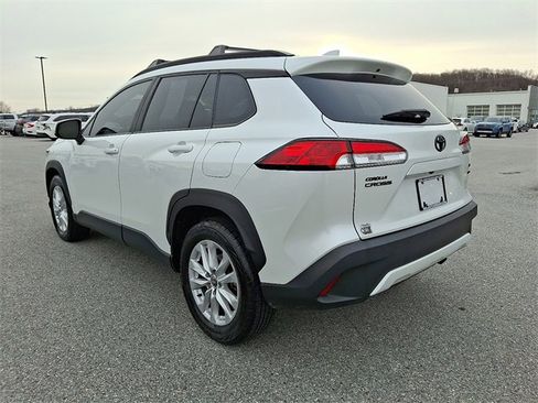 Certified 2022 Toyota Corolla Cross LE image 4