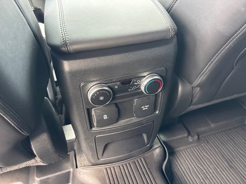 Used 2022 Ford Explorer Platinum w/ Equipment Group 601A AWD/4WD image 31