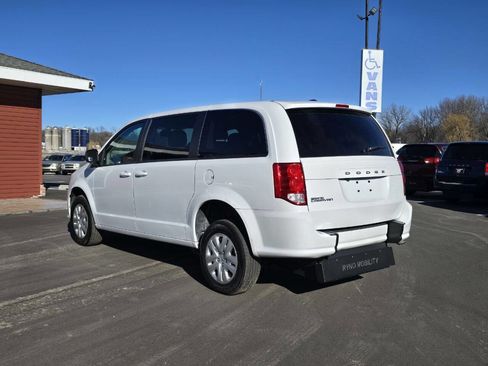 Used 2018 Dodge Grand Caravan SE w/ UConnect Hands-Free Group image 5