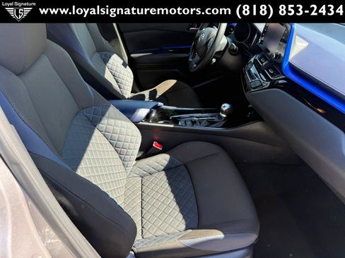 Used 2020 Toyota C-HR XLE FWD image 27