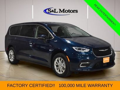 Certified 2023 Chrysler Pacifica Touring-L w/ Uconnect Theater Family Group