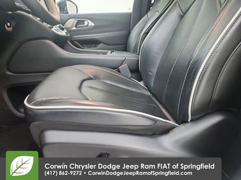Used 2025 Chrysler Pacifica Limited FWD image 20