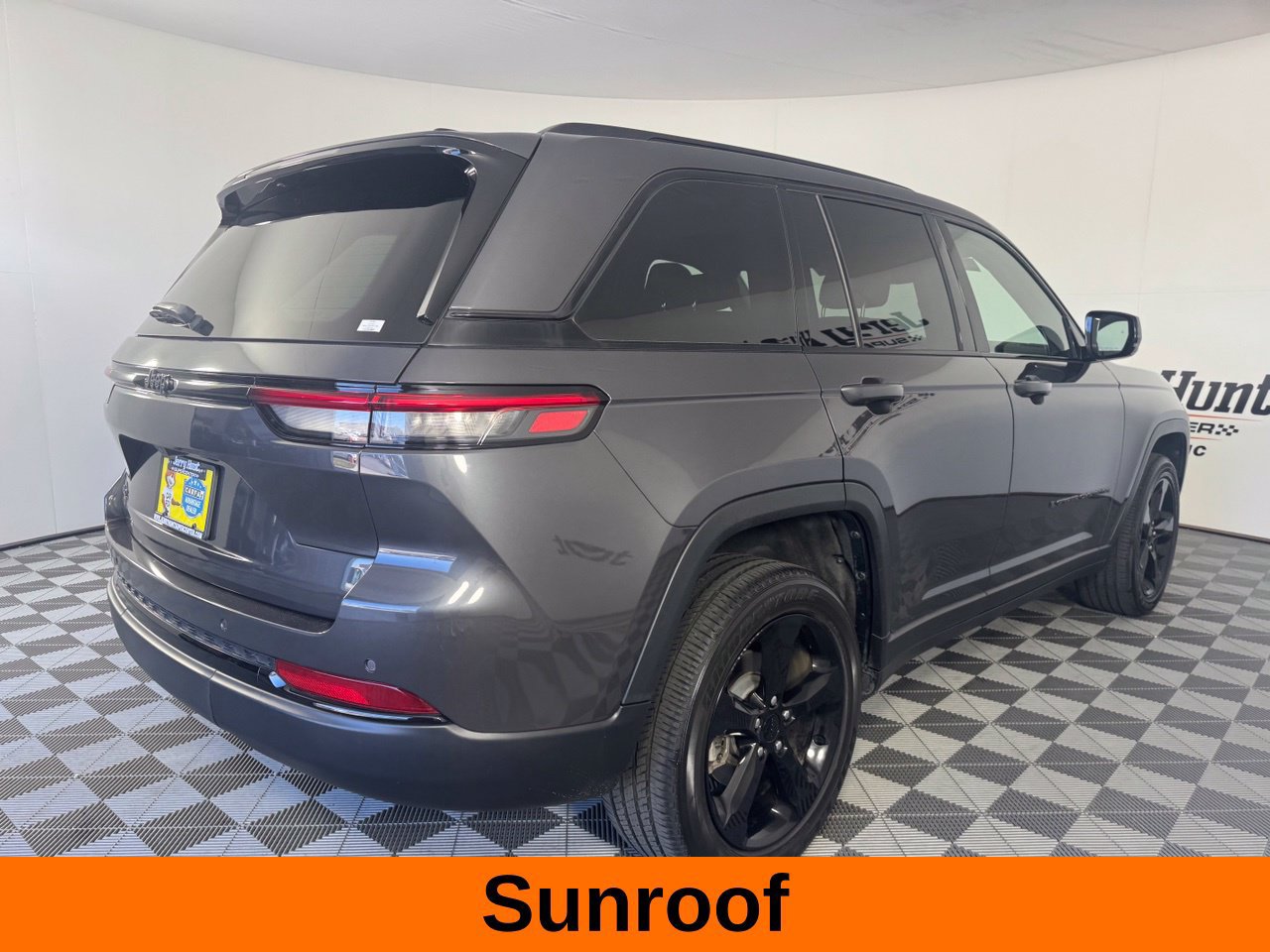 Used 2023 Jeep Grand Cherokee Altitude AWD/4WD image 7