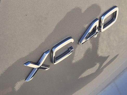 Used 2023 Volvo XC40 B5 Plus image 18