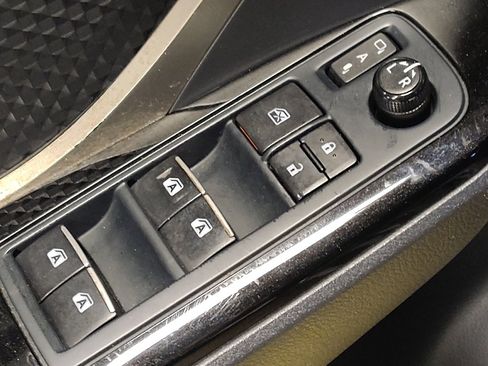 Used 2019 Toyota C-HR XLE FWD image 27