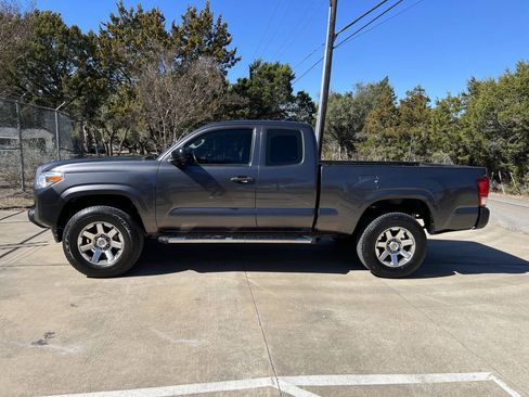 Used 2017 Toyota Tacoma SR image 6