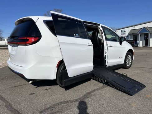 Used 2022 Chrysler Voyager LX FWD image 2
