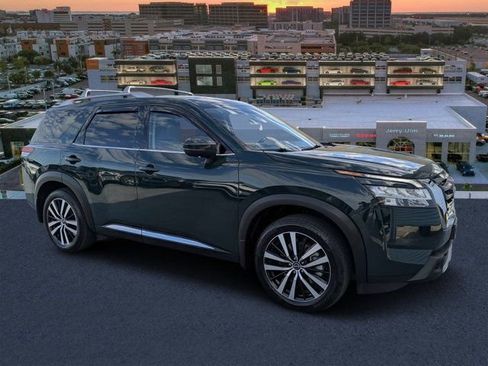 Used 2024 Nissan Pathfinder Platinum FWD image 1