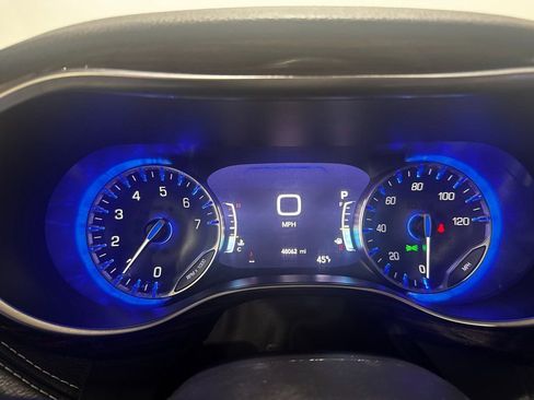 Used 2023 Chrysler Pacifica Limited image 7