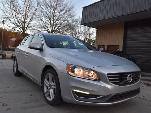 Used 2015 Volvo V60 T5 Premier image 10