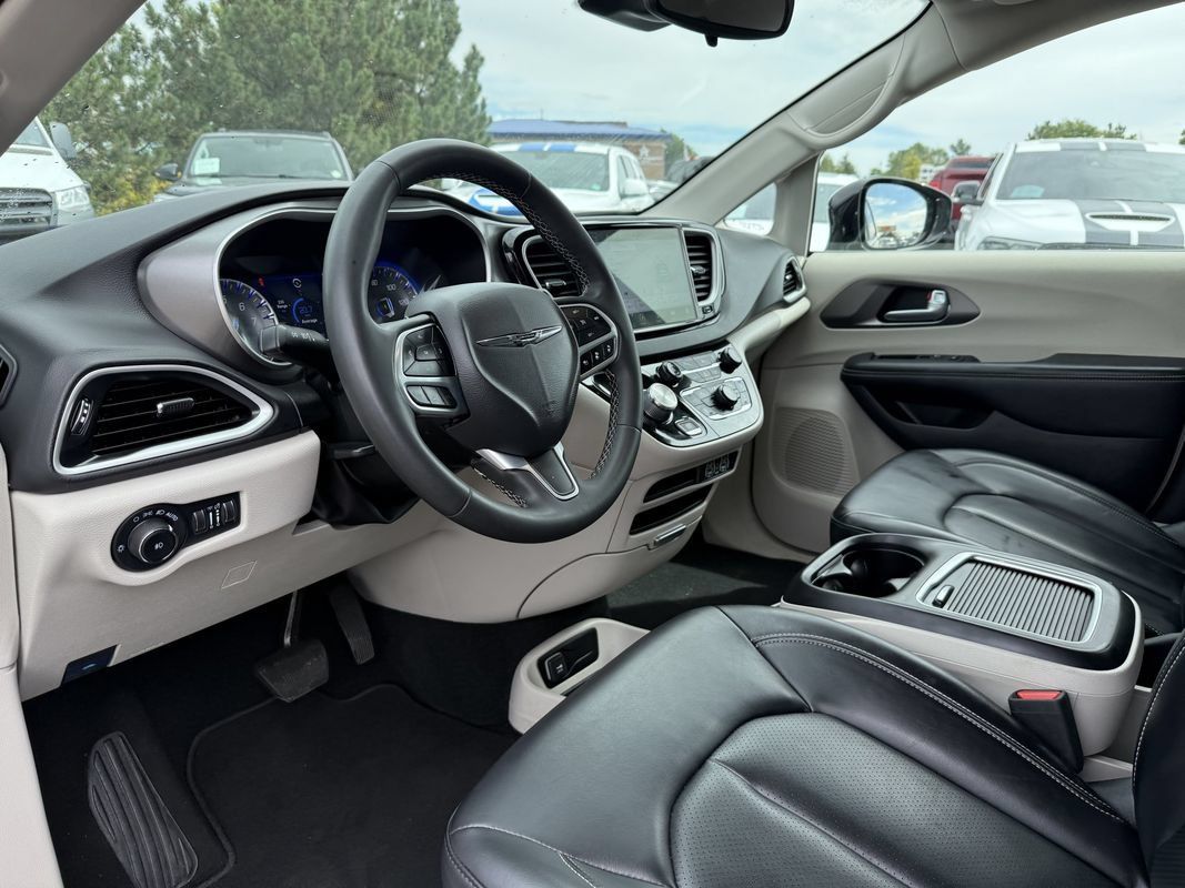 Used 2024 Chrysler Pacifica Touring-L FWD image 14