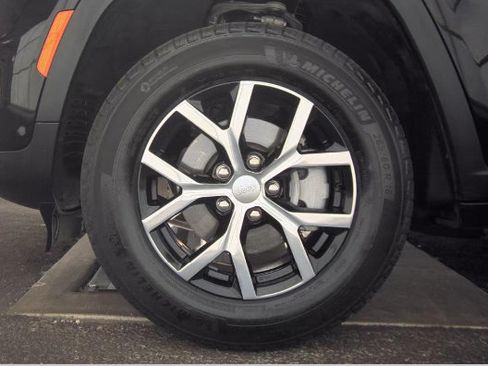 Used 2025 Jeep Grand Cherokee Limited w/ Luxury Tech Group II RWD image 5