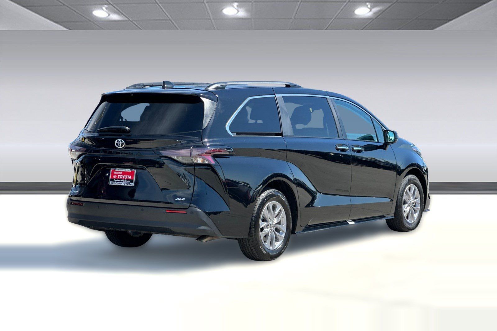 Used 2026 Toyota Sienna XLE FWD image 9