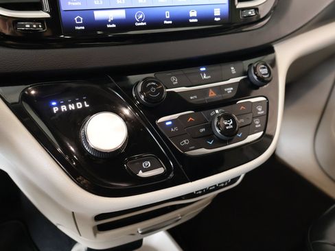 Used 2022 Chrysler Pacifica Touring-L FWD image 7