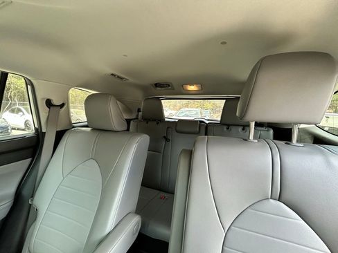 Used 2022 Toyota Highlander XLE image 11