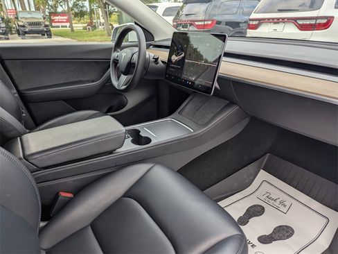 Used 2021 Tesla Model Y Long Range image 9