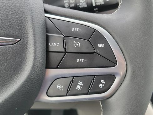 Used 2024 Chrysler Pacifica Limited FWD image 22