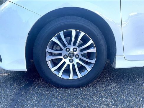Used 2019 Toyota Sienna XLE w/ XLE Navigation Package FWD image 4