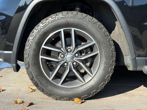 Used 2018 Jeep Grand Cherokee Limited AWD/4WD image 11