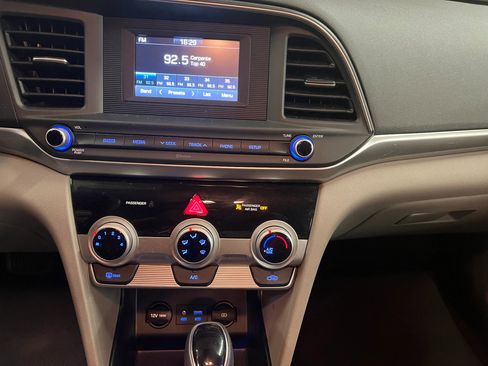 Used 2019 Hyundai Elantra SE FWD image 18