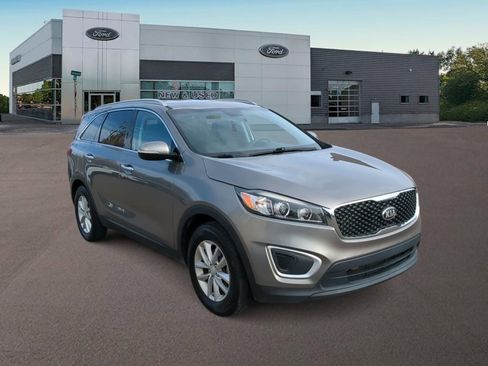 Used 2017 Kia Sorento LX image 2