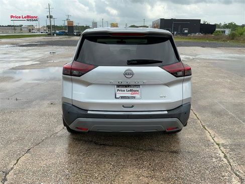 Used 2022 Nissan Rogue SV image 5