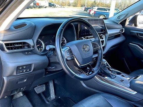 Used 2021 Toyota Highlander Limited image 17