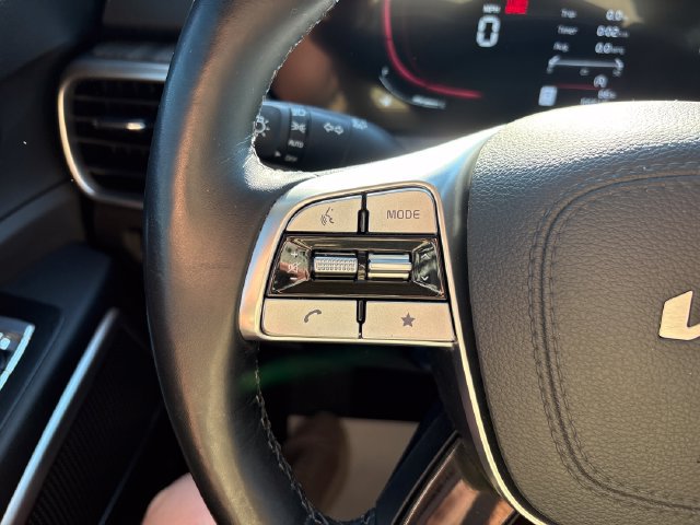 Used 2024 Kia Telluride EX w/ EX Captain's Chair Package AWD/4WD image 11