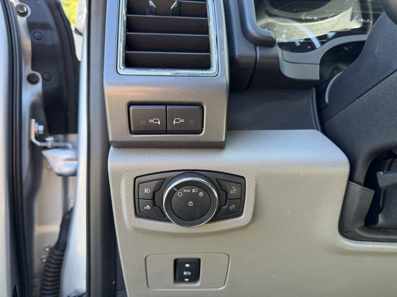 Used 2017 Ford F250 XLT w/ XLT Premium Package AWD/4WD image 23