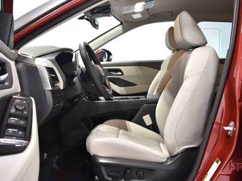 Used 2025 Nissan Rogue SV image 11