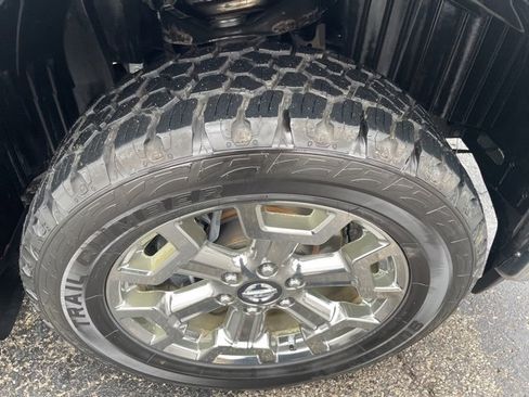 Used 2018 Nissan Titan SL w/ Chrome Package image 17