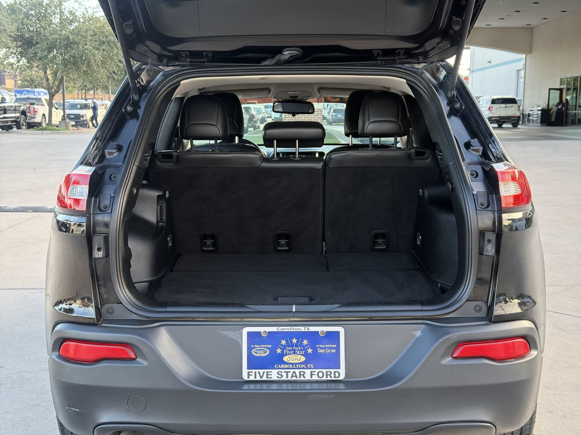 Used 2018 Jeep Cherokee Latitude Plus FWD image 22