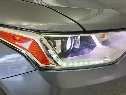 Used 2021 Chevrolet Traverse LT image 14