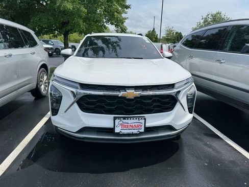 Used 2024 Chevrolet Trax LT w/ Driver Confidence Package FWD image 3