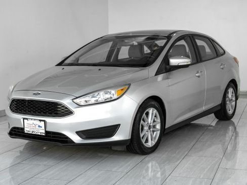 Used 2017 Ford Focus SE FWD image 4