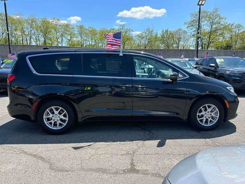 Used 2023 Chrysler Pacifica Touring-L FWD image 3