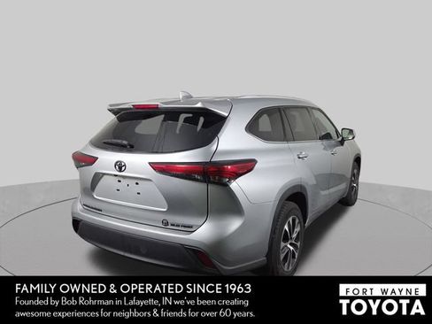 Used 2022 Toyota Highlander XLE AWD/4WD image 7