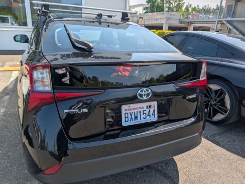 Used 2020 Toyota Prius LE FWD image 4