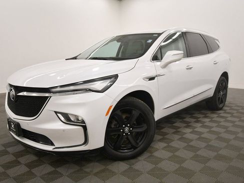 Used 2024 Buick Enclave Essence image 2